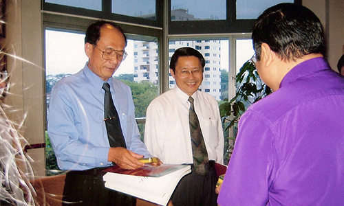 Viet govt officials, church leaders here on study tour