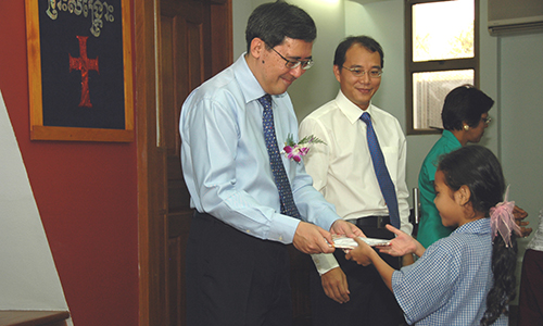 Singapore envoy visits Methodist School of Cambodia